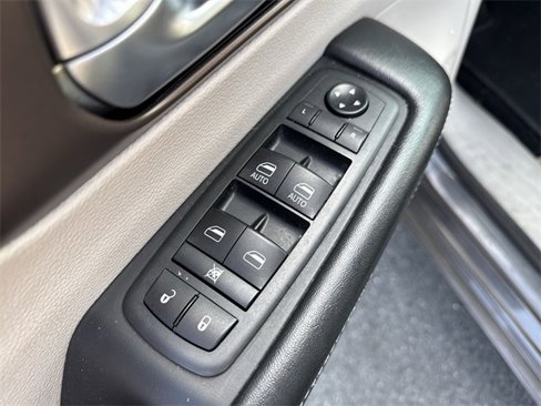 Used 2020 Chrysler Voyager Lxi image 16