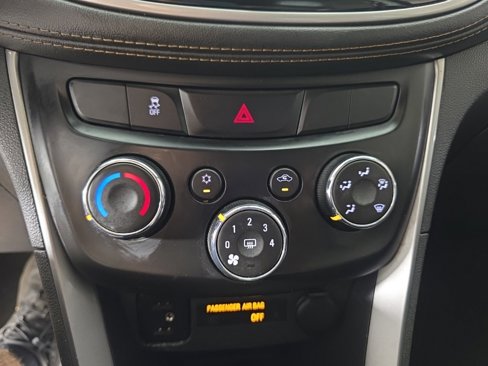 Used 2019 Chevrolet Trax LT w/ LT Convenience Package image 20