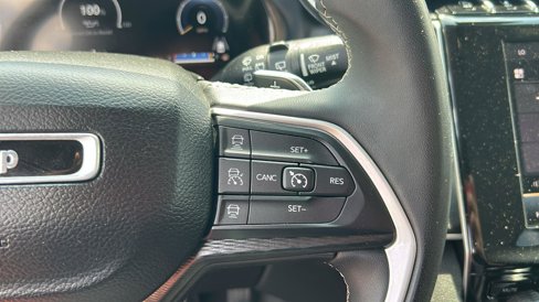 Used 2023 Jeep Grand Cherokee L Laredo image 13