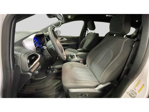 Used 2023 Chrysler Pacifica Touring image 11
