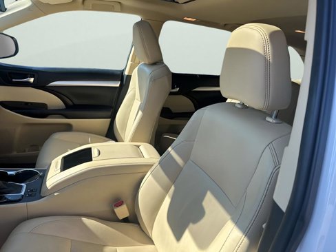 Used 2019 Toyota Highlander XLE image 26
