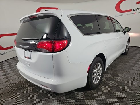 Used 2023 Chrysler Voyager LX image 10