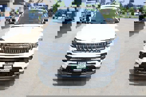 Used 2022 Jeep Compass Latitude image 3