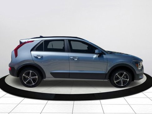 Used 2024 Kia Niro EX image 2