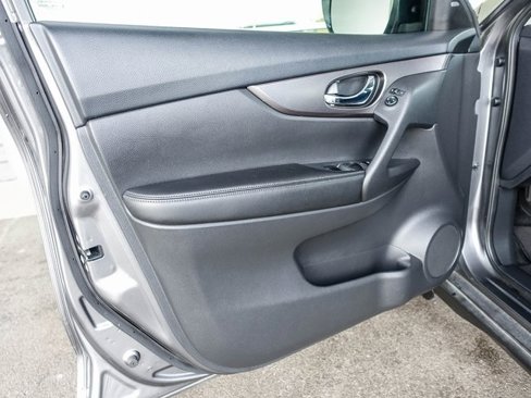 Used 2016 Nissan Rogue SV w/ SV Premium Package image 23