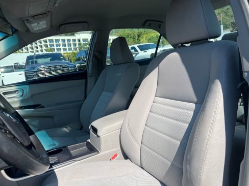 Used 2017 Toyota Camry LE image 10