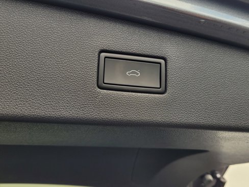 Certified 2022 Volkswagen Tiguan SEL R-Line image 25