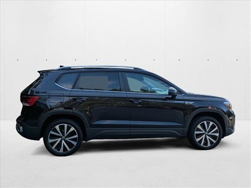 Used 2024 Volkswagen Taos SE w/ Panoramic Sunroof Package image 3