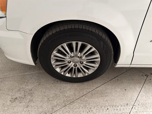 Used 2015 Chrysler Town & Country Touring-L image 21