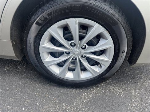 Used 2015 Toyota Camry LE image 11