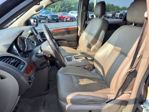 Used 2016 Chrysler Town & Country Touring image 21