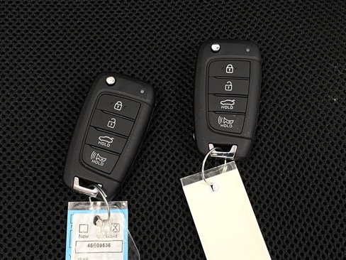 Used 2025 Hyundai Elantra SE w/ Cargo Package image 9
