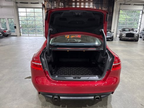 Used 2018 Jaguar XE Premium image 14