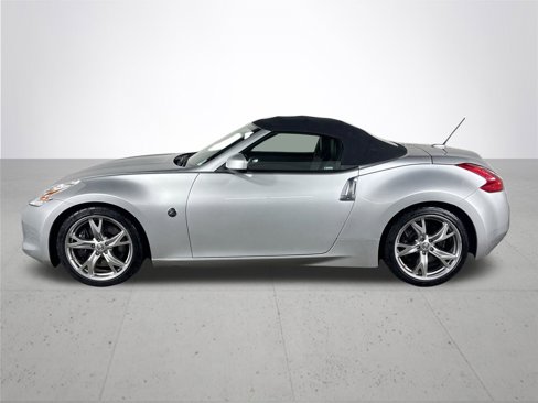 Used 2011 Nissan 370Z Touring w/ Sport Pkg image 9