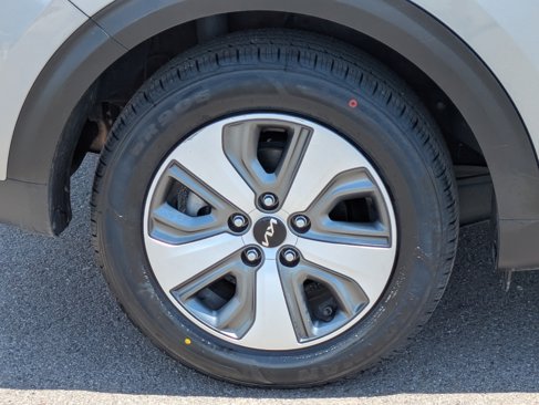 Used 2022 Kia Niro LX image 9