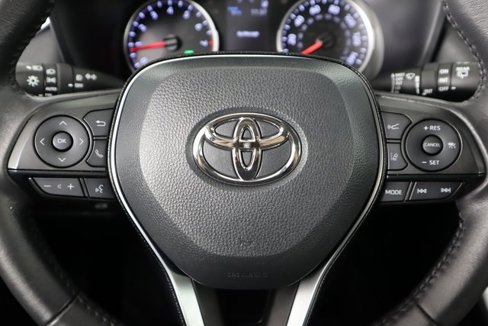 Used 2020 Toyota RAV4 XLE Premium image 31