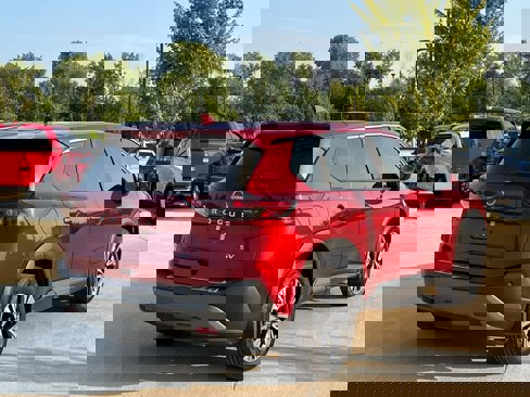Used 2023 Nissan Rogue SV image 12