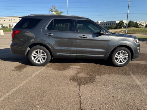Used 2017 Ford Explorer XLT w/ Equipment Group 202A image 3