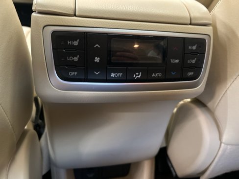 Used 2017 Toyota Highlander Limited Platinum image 9
