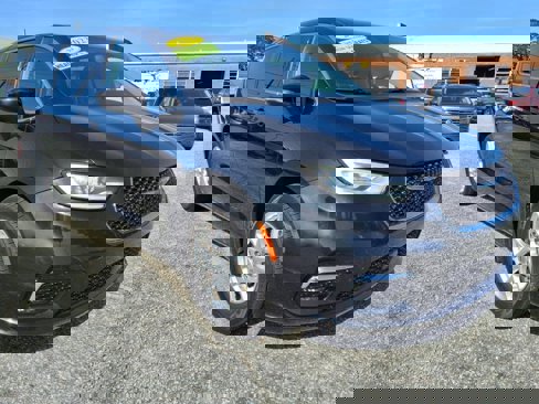 Used 2023 Chrysler Pacifica Touring-L image 3