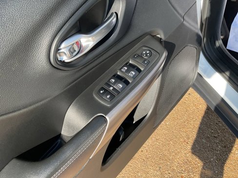Used 2019 Jeep Cherokee Latitude Plus w/ Comfort/Convenience Group image 12
