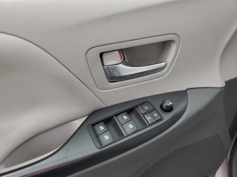 Used 2015 Toyota Sienna LE image 28