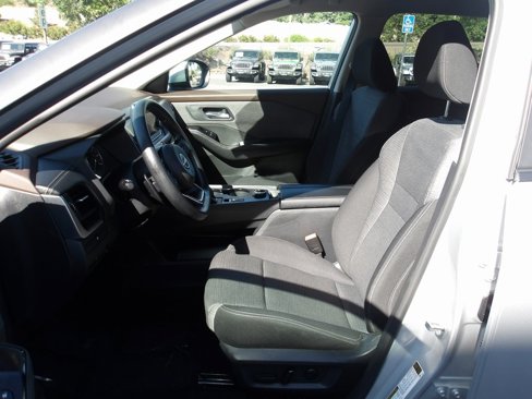 Used 2023 Nissan Rogue SV image 12