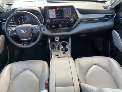 Used 2021 Toyota Highlander Limited image 17