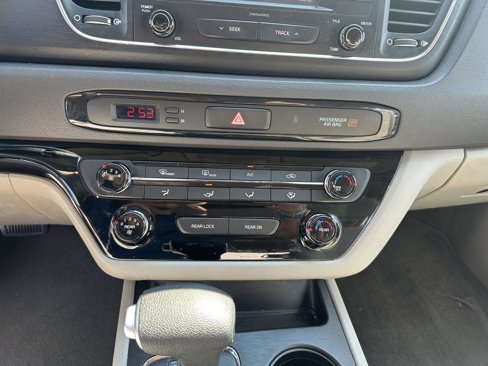 Used 2018 Kia Sedona L image 30