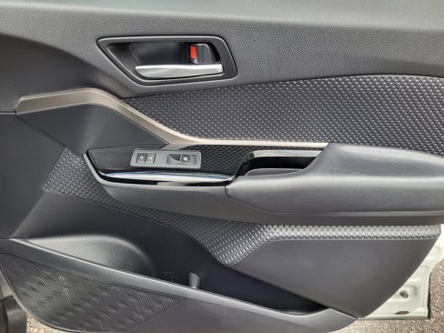 Used 2019 Toyota C-HR XLE image 17