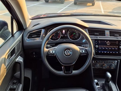 Used 2021 Volkswagen Tiguan SE w/ Panoramic Sunroof Package image 16