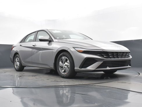 Used 2025 Hyundai Elantra SE image 21
