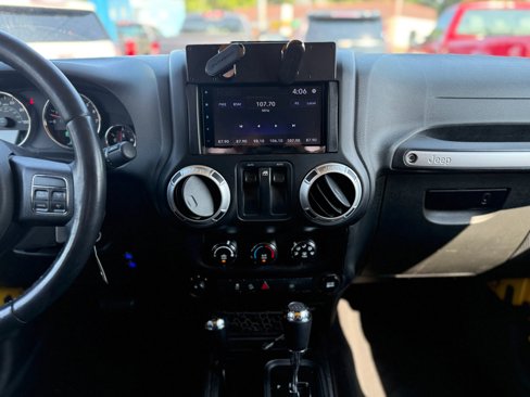 Used 2015 Jeep Wrangler Rubicon w/ Power Convenience Group image 24