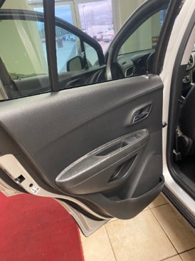 Used 2020 Chevrolet Trax LT w/ LT Convenience Package image 12