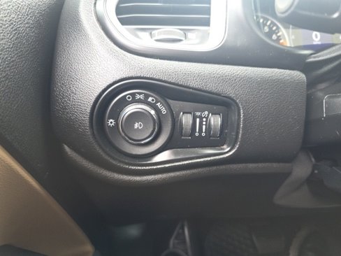 Used 2018 Jeep Renegade Latitude w/ Cold Weather Group image 14