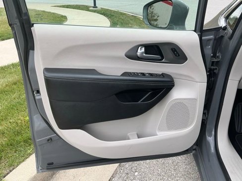 Used 2022 Chrysler Pacifica Touring-L image 15