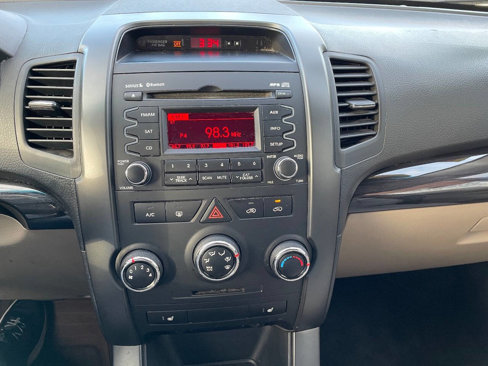Used 2011 Kia Sorento LX w/ Convenience Pkg image 13