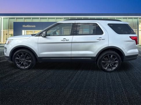 Used 2018 Ford Explorer XLT w/ Equipment Group 202A image 7