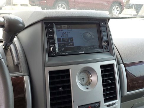 Used 2010 Chrysler Town & Country Touring image 13