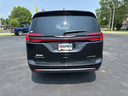 Used 2023 Chrysler Pacifica Limited image 13