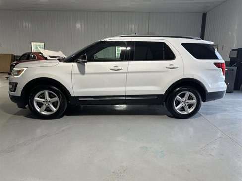 Used 2016 Ford Explorer XLT w/ Equipment Group 202A image 4