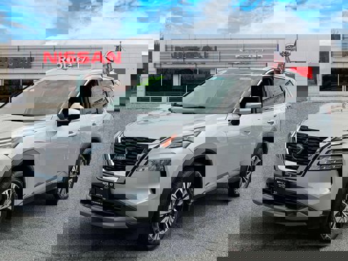 Used 2022 Nissan Rogue SV w/ SV Premium Package image 2