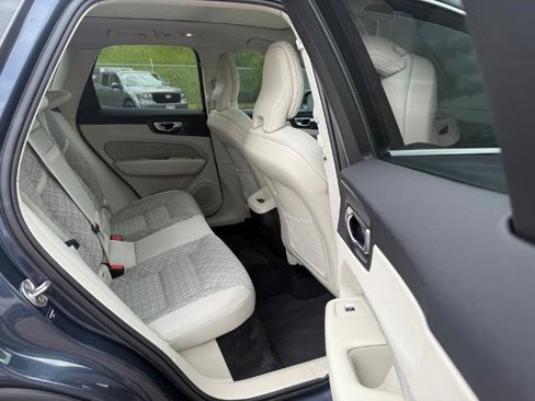 Used 2022 Volvo XC60 B5 Momentum image 22