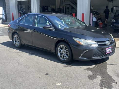 Used 2016 Toyota Camry SE image 3