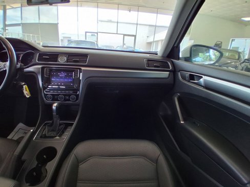 Used 2017 Volkswagen Passat 1.8T R-Line image 11