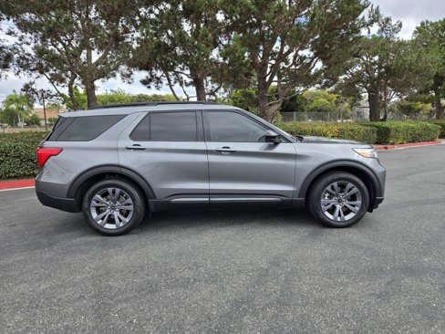 Used 2022 Ford Explorer XLT w/ Equipment Group 202A image 2