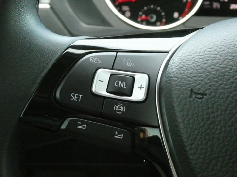 Used 2020 Volkswagen Tiguan SE image 11