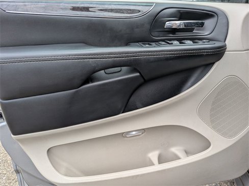 Used 2015 Chrysler Town & Country Touring-L w/ Driver Convenience Group image 13