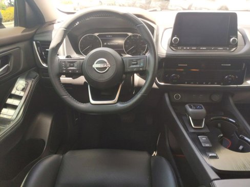 Used 2022 Nissan Rogue SV image 2