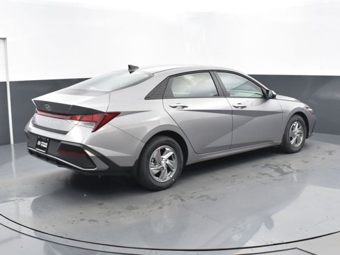 Used 2025 Hyundai Elantra SE image 4